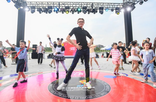 股票配资官方网址 “九头身”裁判快闪成都 “周末舞会”点燃体育舞蹈热潮